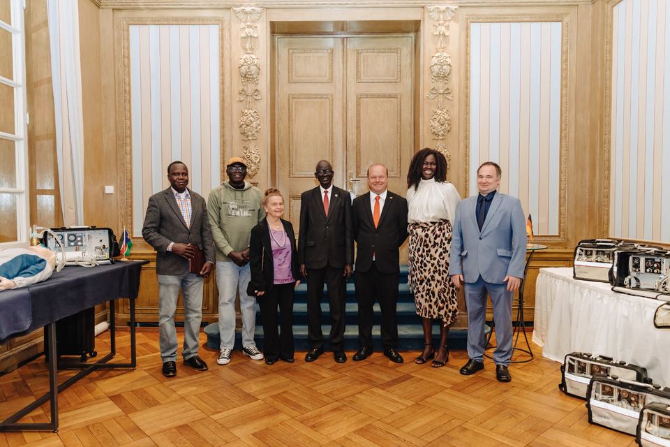 Teilnehmer der Übergabe und Vertreter der südsudanesischen Gemeinschaft in Hamburg